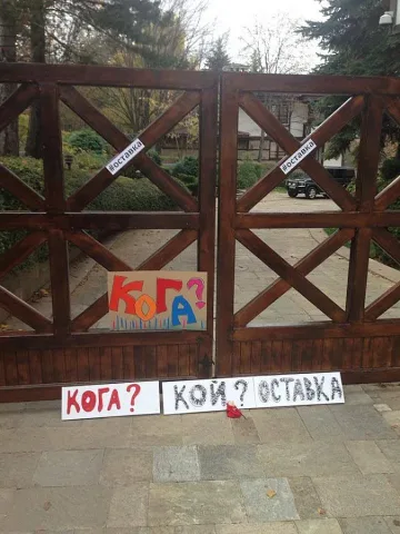 Група протестиращи обсади сараите на Доган