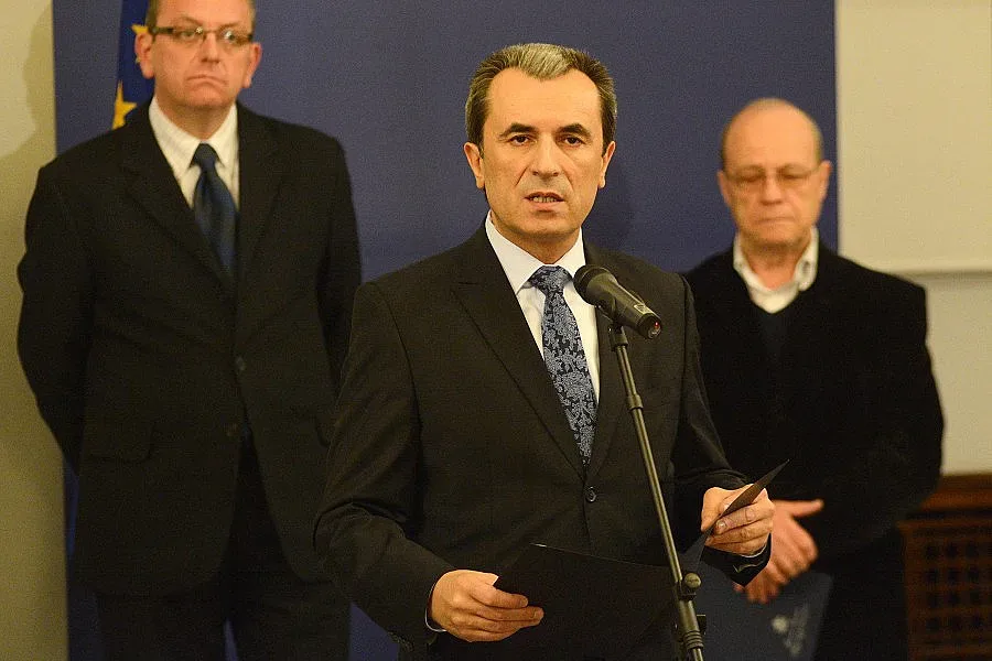 Уволняват чиновниците, участвали в протестите