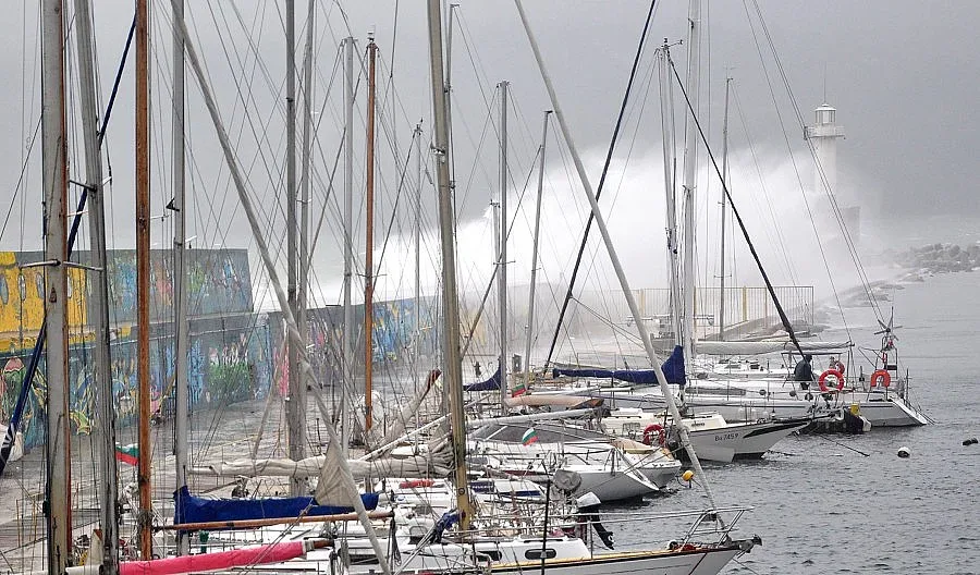 Силен вятър затвори пристанище Варна