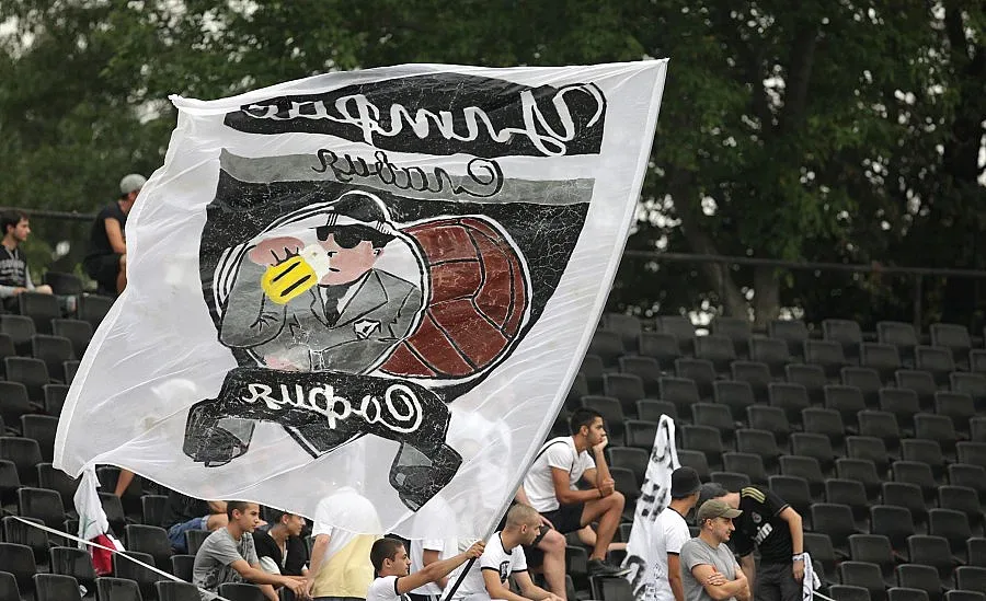 Фенове на Славия и Локо Сф си спретнаха бой