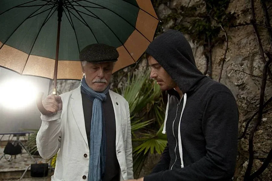 Плачидо рисува, Яна се върти на пилон