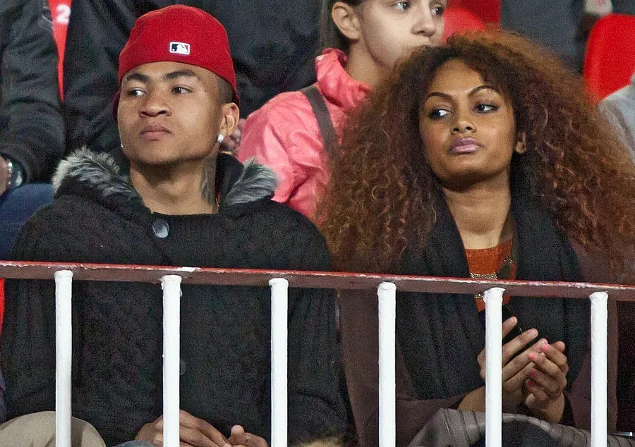 Анисе води териер във ВИП ресторант