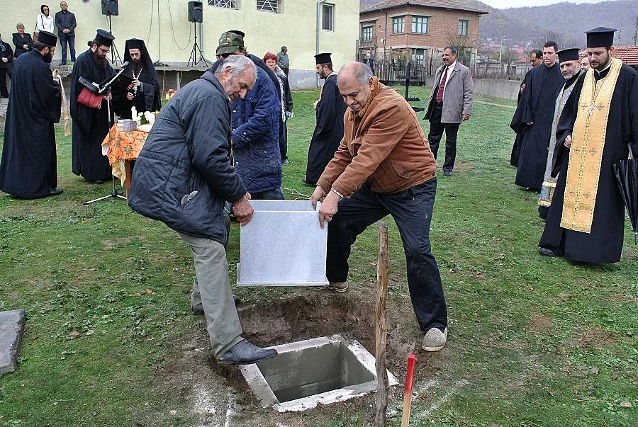 Мюсюлмани вдигат разрушен параклис