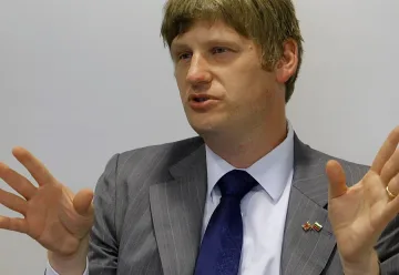 Джонатан Алън: Политиците да чуят хората