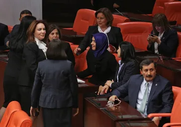 Дамите в турския парламент вече могат да носят панталони