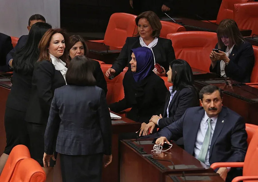 Дамите в турския парламент вече могат да носят панталони
