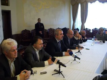 Свиват партийните знамена в битката за Музея на религиите