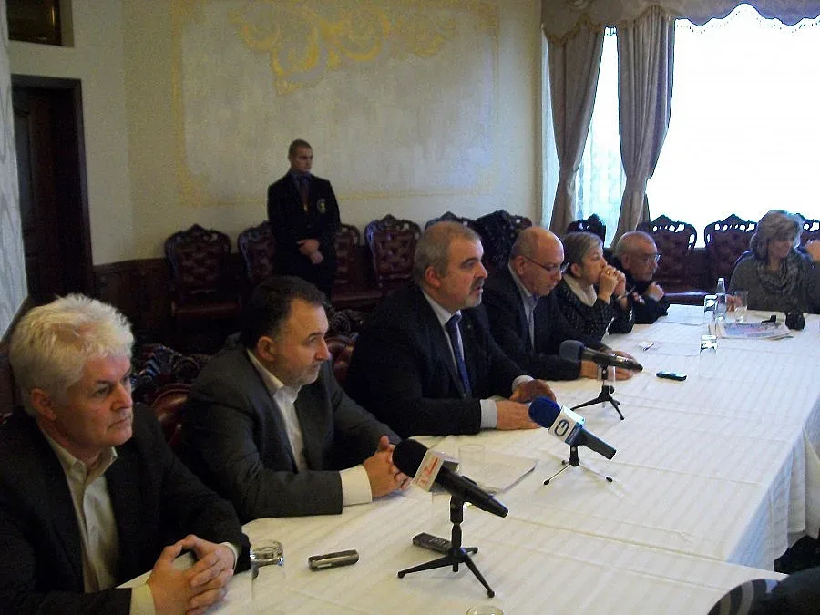 Свиват партийните знамена в битката за Музея на религиите