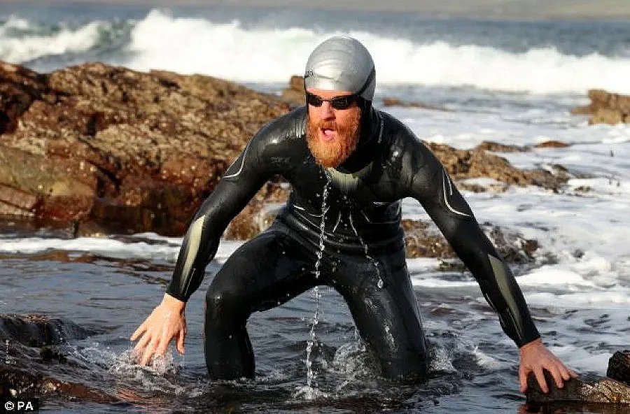 Британец плаши медузи с брадата си