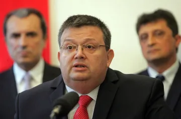 Зоват Цацаров да спре неонацистката партия