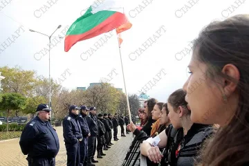 На живо: Протест зад метални заграждения