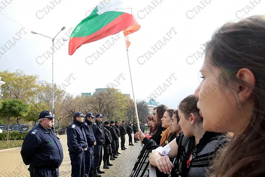 На живо: Протест зад метални заграждения