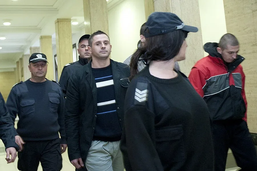 Пребили Метин с метални предмети