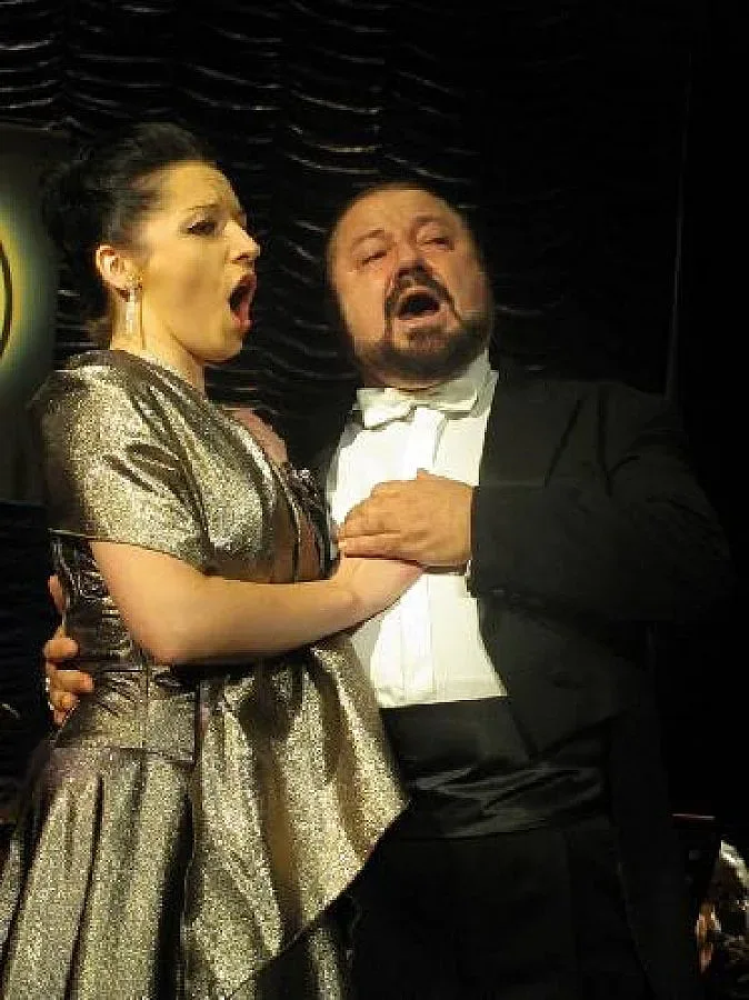 Калуди и жена му пеят във Варна