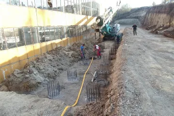 Спират свлачище край фирмена сграда  