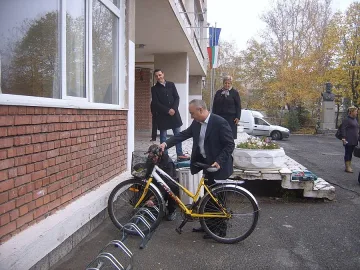 Общински съветник дари велостойки на училище в Кърджали