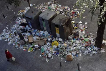 Мадрид продължава да се пълни с боклук