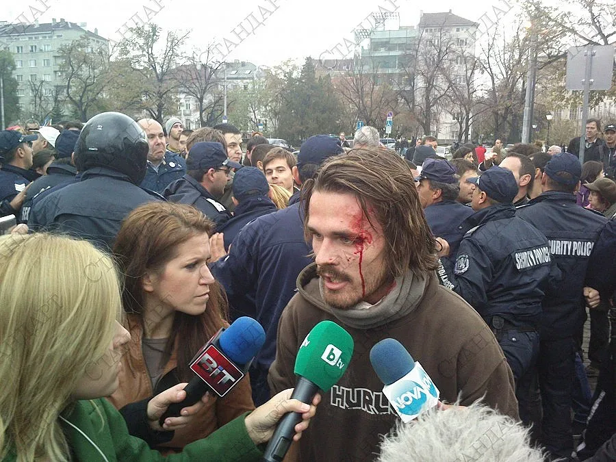 На живо: Сблъсъци между протестиращи и полиция 