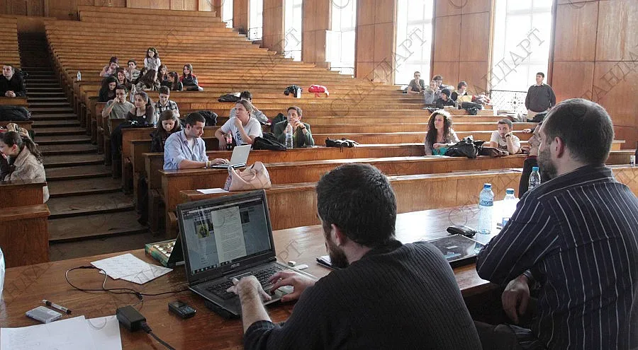 Окупацията изяде сесията