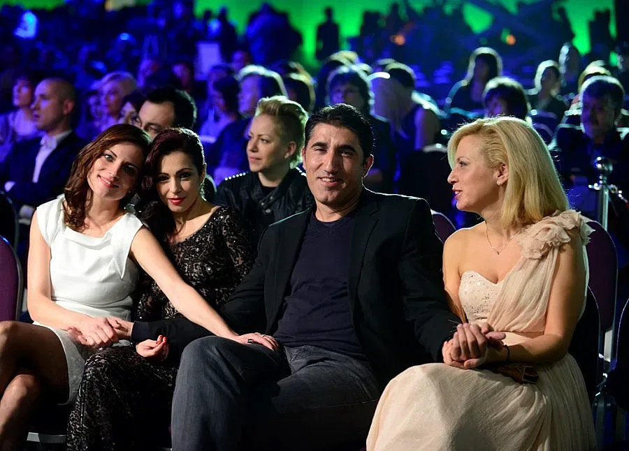 Нейков разцелува Ненчо, Бахаров - отличник 