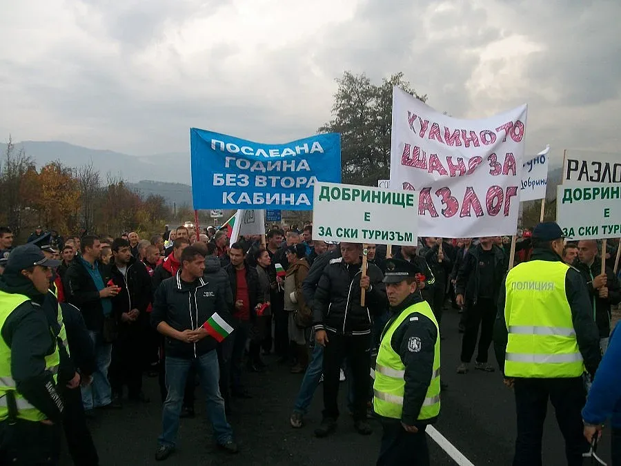 2000 от Банско и Разлог блокираха пътя за Гърция