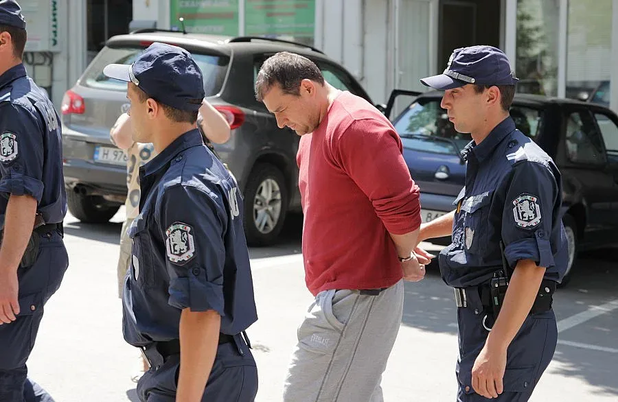 Заловиха крадци на кола и желязо