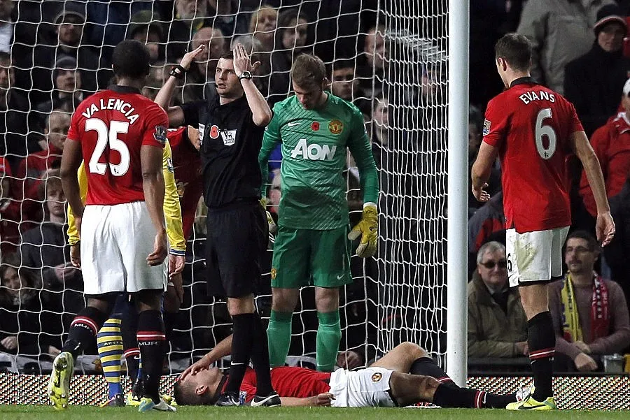 Де Хеа прати Видич в болница 