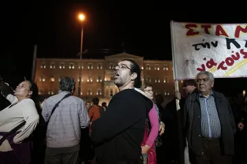 Гръцкият кабинет оцеля след вота на недоверие