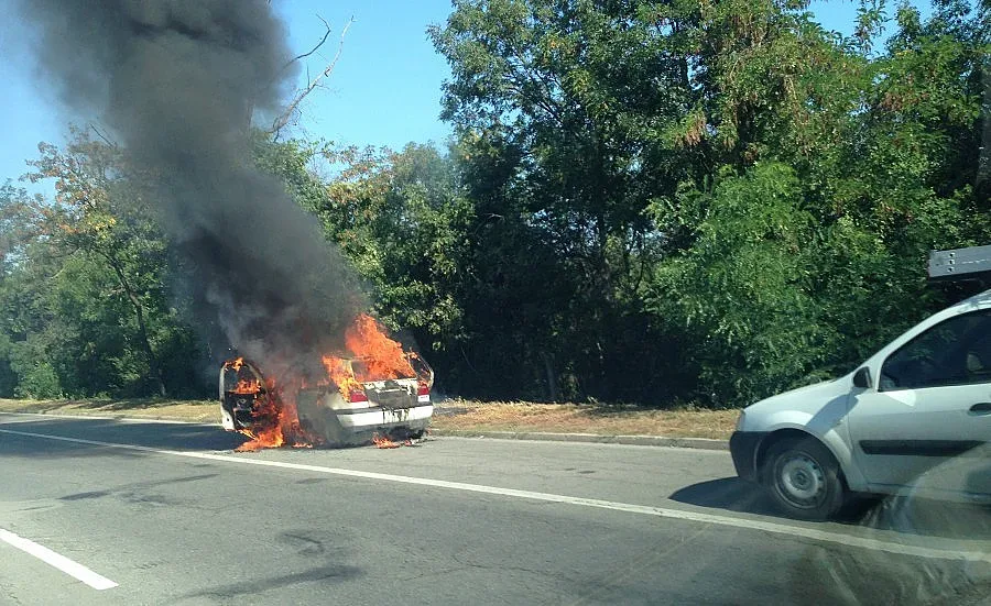 „Пежо 309" се запали в движение, няма пострадали хора