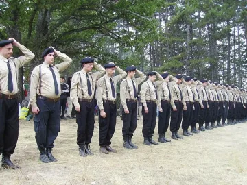 Скинари и ултраси дърпат килимчето на "Атака"