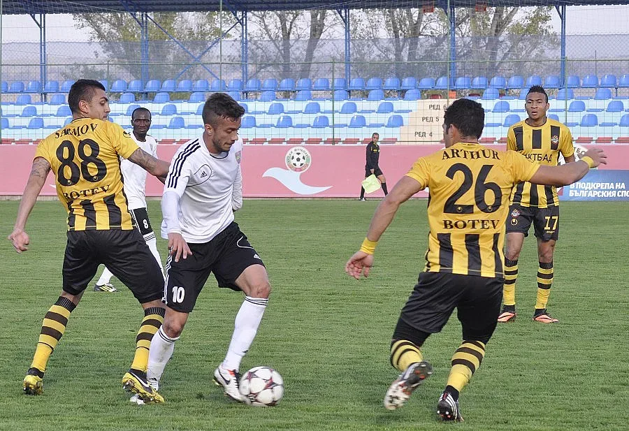 Срам за "Ботев", Мъри остава