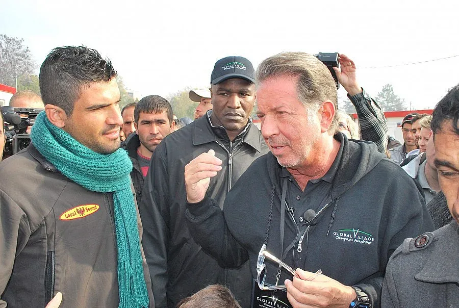 Холифийлд и Янк Бари настаняват бежанци на хотел