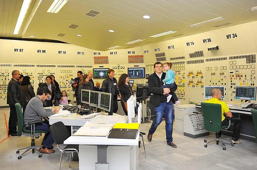 5-месечно бебе разгледа АЕЦ „Козлодуй"