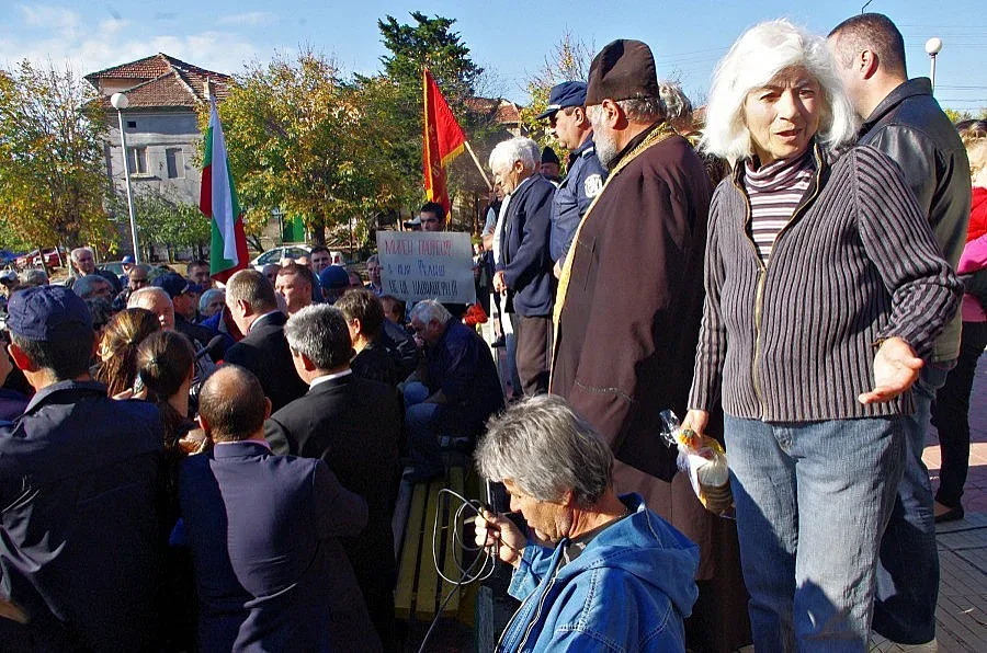 1000 души протестираха срещу бежанския лагер в Телиш