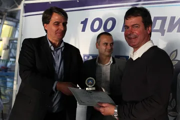 „Левски” награди плувци с  почетен знак 