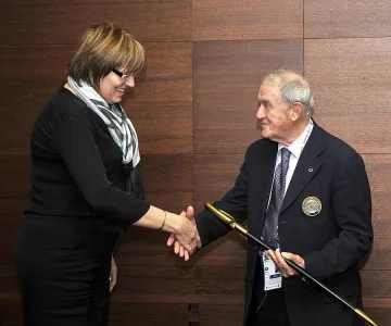 Министър Георгиева свери часовника