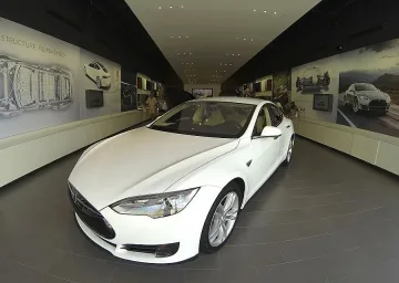 Акциите на Тесла се сринаха след трети пожар в Model S