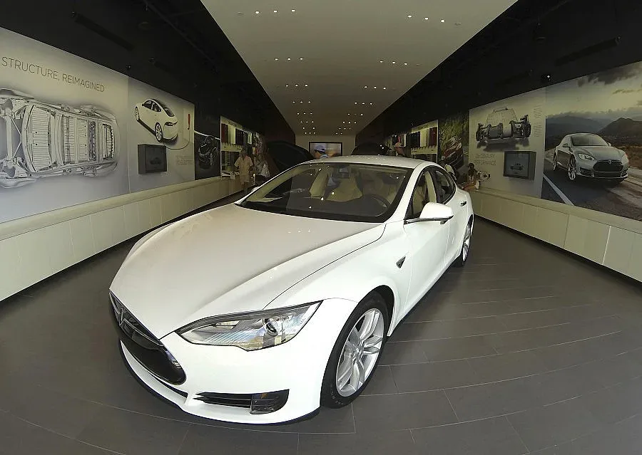 Акциите на Тесла се сринаха след трети пожар в Model S