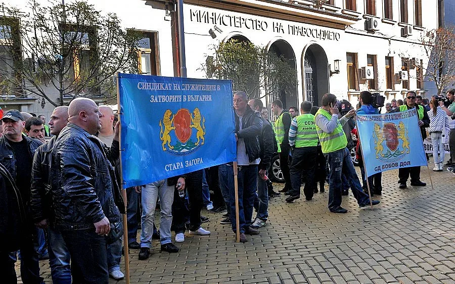 Надзирателите поискаха приравняване с МВР