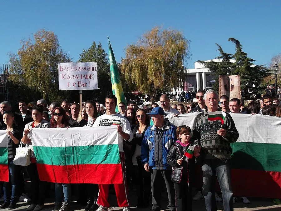 Хиляди карловци протестират за Куршум джамия