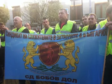 Надзирателите от страната на протест в София