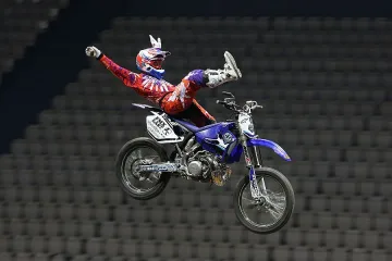 1000 камиона пръст за Нощта на скоковете