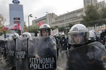 Щурмът на гръцката телевизия доведе до вот на недоверие