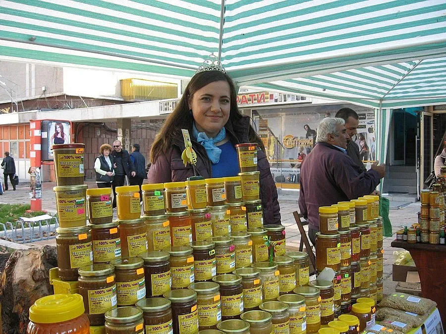 Избраха царица на меда в Добрич