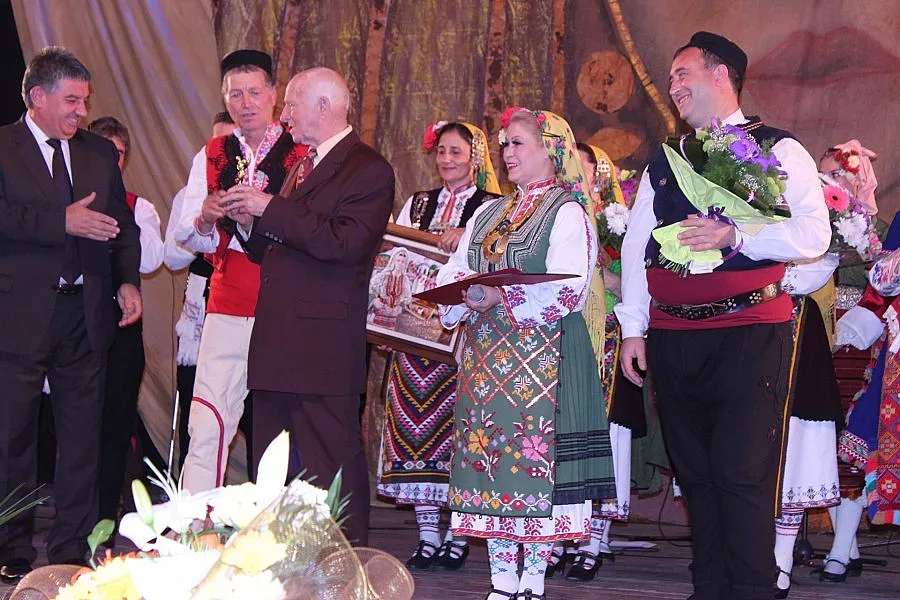 90-годишен хореограф поведе хорото на юбилея си