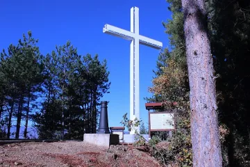 Вандали изкъртиха стълб до кръст – символ на Благоевград