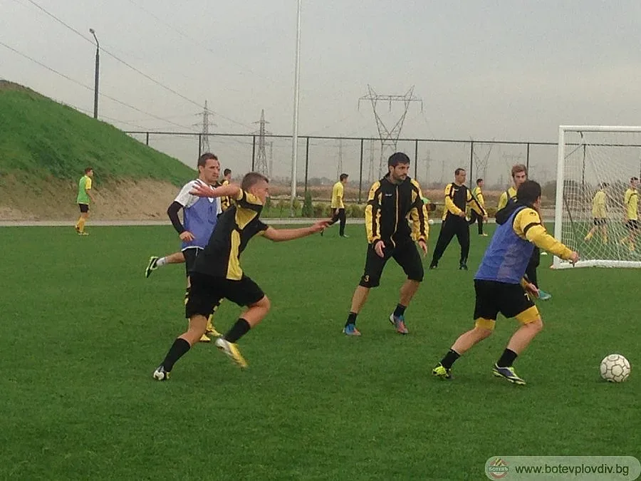 Трима от Ботев тренират с юношите 