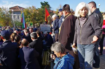 Жители на Телиш блокираха пътя към поделението