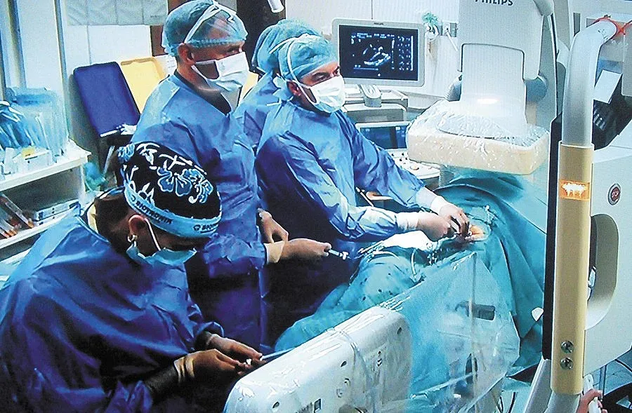 Сменят клапата на сърцето, докато бие