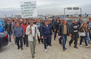 Животновъди блокираха с жива верига пътя за Карлово